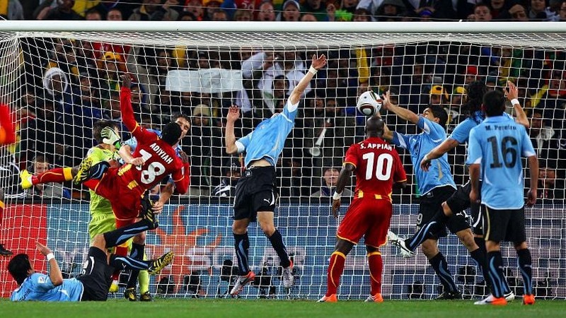 Và tình huống thẻ đỏ của Luis Suárez tại WC 2010 cũng rất đáng nhớ