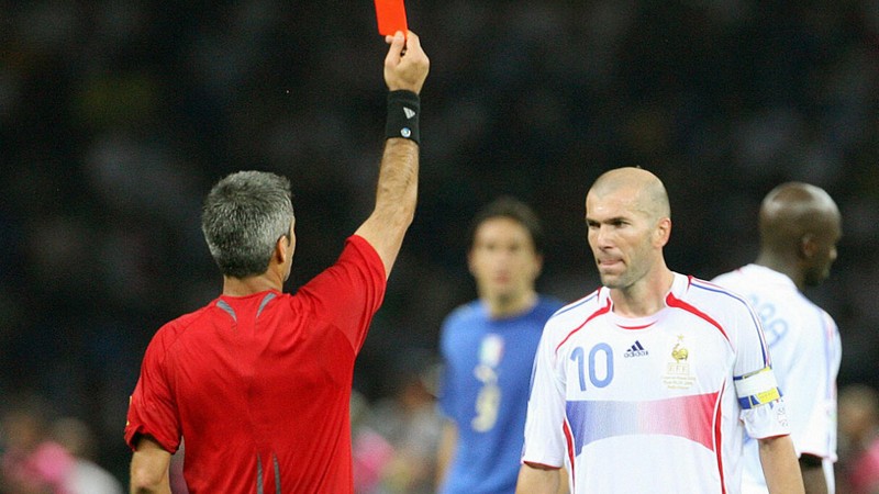 Zinedine Zidane nhận thẻ đỏ chung kết 2006 là một thẻ đỏ lịch sử của bóng đá